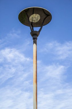 Arka planda gökyüzü olan bir sokak lambası..