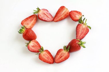 Beyaz arka planda iştah açıcı çileklerin kalbi..