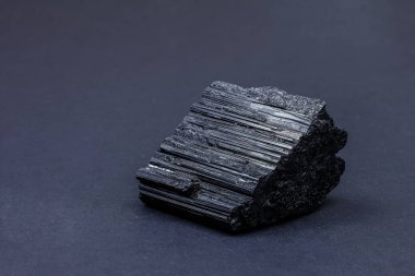 Siyah arka planda güzel siyah bir turmalin.