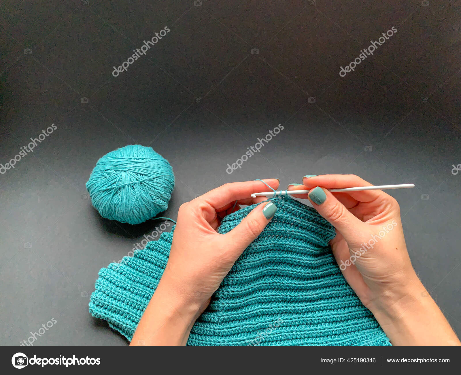 Process Crocheting Turquoise Thread Black Background Skein Yarn Crochet  Hook Stock Photo by ©Alsy0112 425190346
