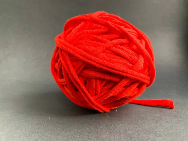 Uma Bola Fio Malha Vermelho Fundo Preto Tricô Bordado Criando — Fotografia de Stock