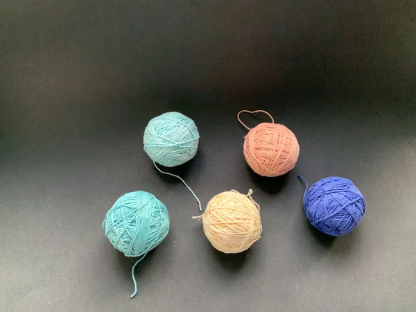 Des Boules Fils Bleu Rose Bleu Turquoise Rose Sur Fond — Photo