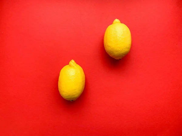 Due Limoni Gialli Fondo Rosso Limone Foto Dall Alto Vitamina — Foto Stock