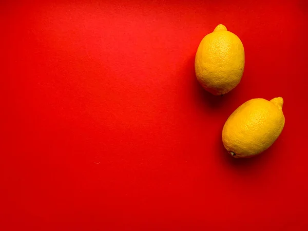 Due Limoni Gialli Fondo Rosso Limone Foto Dall Alto Vitamina — Foto Stock