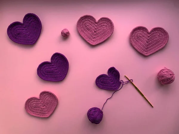 Photo Hook Pink Lilac Hearts Ball Thread Knitting Process Photo — Stock Photo, Image