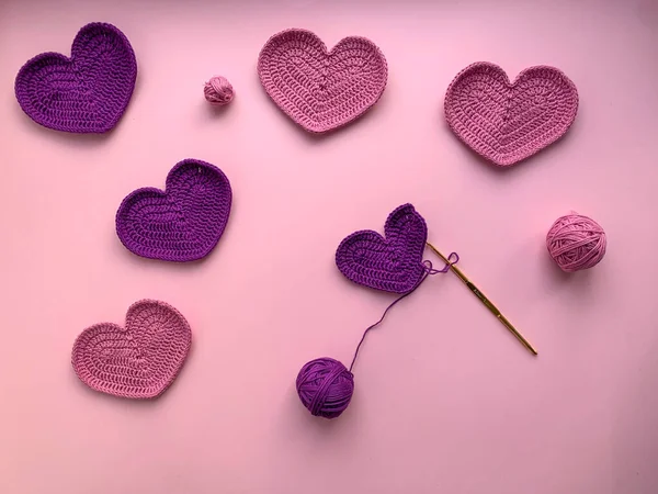 Crochet Theme Valentine Day Photo Hook Pink Lilac Tied Hearts — Stock Photo, Image