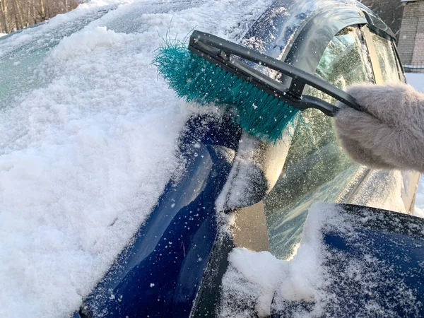 Pulire Auto Dalla Neve Con Pennello Nella Foto Ragazza Pulisce — Foto Stock