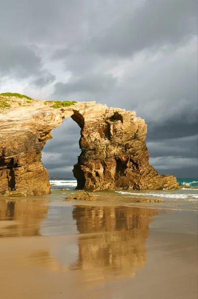 Las catedrales beach, ribadeo, İspanya. Güneş kulak geçen ışın