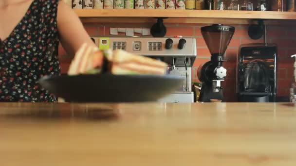 Servir panadería en la cafetería — Vídeos de Stock