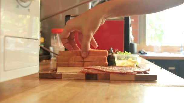 Weißbrot Toasts Kochen im Café — Stockvideo