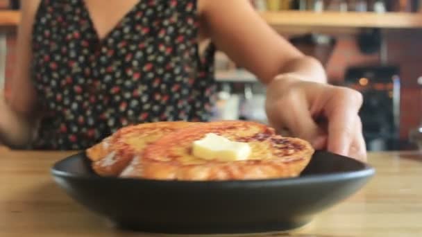 Servindo padaria no café — Vídeo de Stock