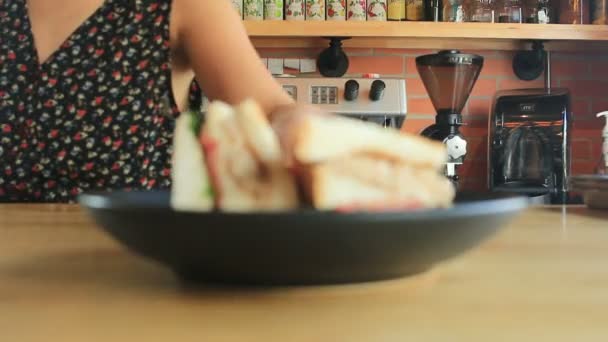 Сервировка булочной в кафе — стоковое видео