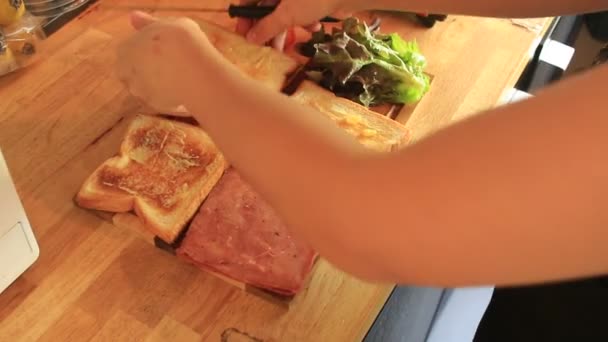 Hacer sándwich en la cafetería — Vídeos de Stock