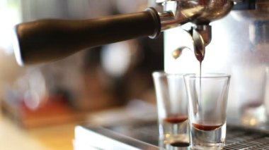 Kahve espresso makineleri ile yapıyor