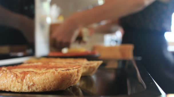 Делать сэндвичи в кафе — стоковое видео