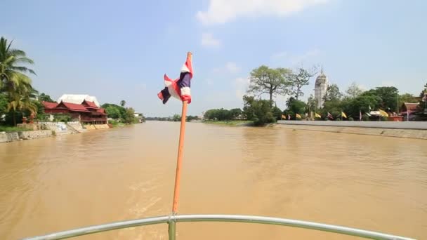 Nave transportadora sobre el río Chao Phraya, Ayutthaya, Tailandia — Vídeo de stock