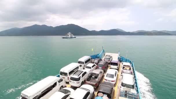 Trat, Ταϊλάνδη - 2 Απριλίου 2016: αυτοκίνητα φορτωμένα σε ένα πλοίο και κατευθύνθηκε προς το νησί Koh Chang Trat, Ταϊλάνδη στις 2 Απριλίου 2016. — Αρχείο Βίντεο