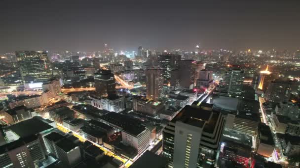 BANGKOK - 9 de fevereiro: Vista de lapso de tempo do horizonte de Banguecoque à noite. Vista superior da estrada Silom em 9 de fevereiro de 2016 em Bangkok, Tailândia. Um destino turístico popular . — Vídeo de Stock