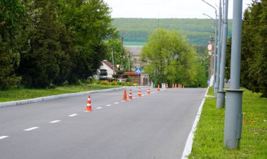 Trafik konisi, turuncu. Trafik konisi yolda..
