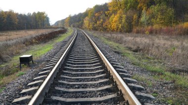 Demiryolu. Demiryolunun uzunluğu mesafeye doğru gidiyor. İlerleme umudu. n