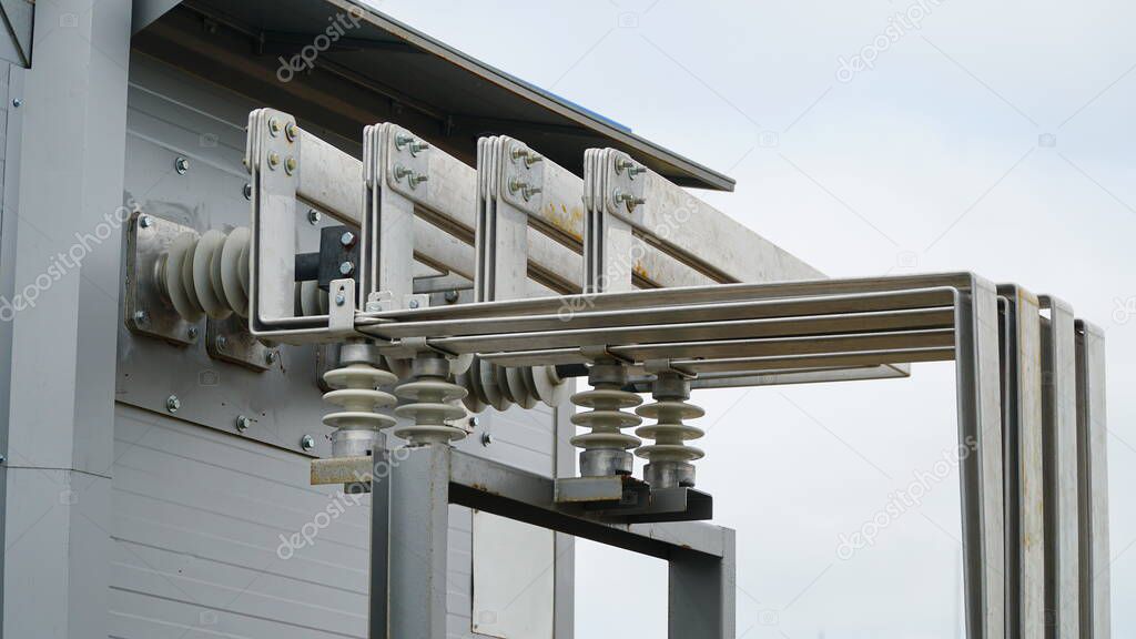 Busbar High Voltage. The high-voltage switch, high voltage element of the cell, an electrical isolator. Low voltage busbar. n