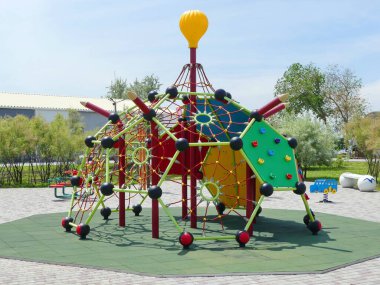 Yumuşak oyun alanı. Parkta çocuklar için atlıkarınca. n