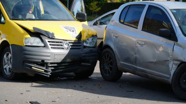 Ukrayna Vinnitsa 24 10 2024 trafik kazası. Hurda araba. Sokakta araba kazası, şehirde çarpışmadan sonra hasar gören otomobiller..