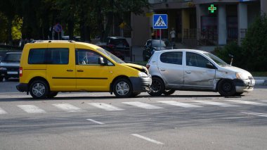 Ukrayna Vinnitsa 24 10 2024 trafik kazası. Hurda araba. Mahalle sokağında park halindeki arabaya çarpmış..
