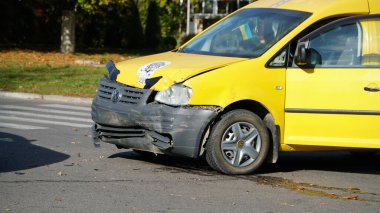 Ukrayna Vinnitsa 24 10 2024 trafik kazası. Hurda araba. Sokakta araba kazası, şehirde çarpışmadan sonra hasar gören otomobiller..