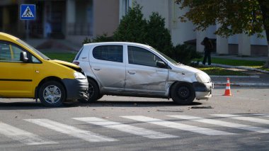 Ukrayna Vinnitsa 24 10 2024 trafik kazası. Hurda araba. Mahalle sokağında park halindeki arabaya çarpmış..