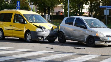 Ukrayna Vinnitsa 24 10 2024 trafik kazası. Hurda araba. Sokakta araba kazası, şehirde çarpışmadan sonra hasar gören otomobiller..