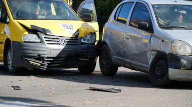 Ukrayna Vinnitsa 24 10 2024 trafik kazası. Hurda araba. Sokakta araba kazası, şehirde çarpışmadan sonra hasar gören otomobiller..
