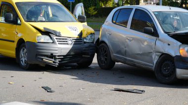 Ukrayna Vinnitsa 24 10 2024 trafik kazası. Hurda araba. Mahalle sokağında park halindeki arabaya çarpmış..