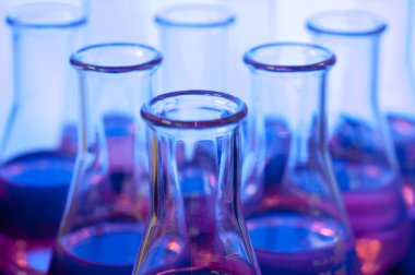 Mavi bir ışık test tüpleri