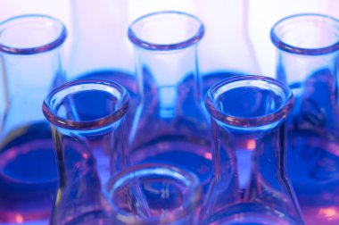 Mavi bir ışık test tüpleri