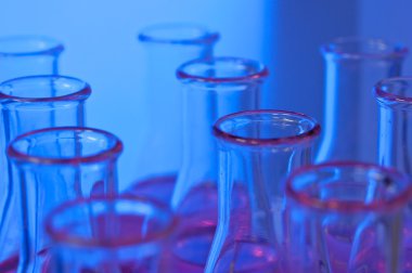 Mavi bir ışık test tüpleri