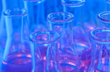 Mavi bir ışık test tüpleri