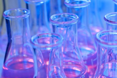 Mavi bir ışık test tüpleri