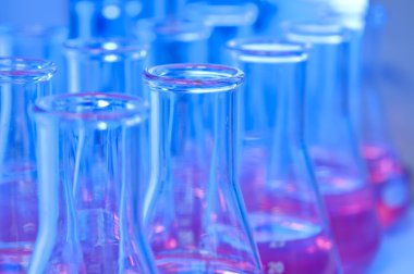 Mavi bir ışık test tüpleri
