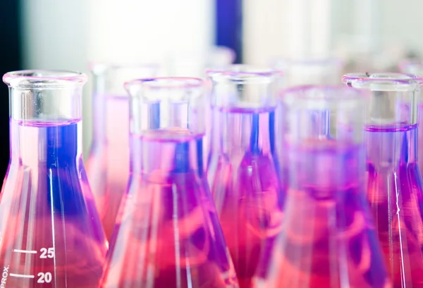 Reagenzgläser mit rosa Flüssigkeit — Stockfoto
