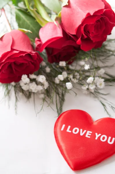 Roses bouquet with heart — Stock Photo, Image