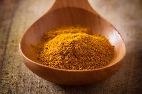 bir tahta kaşık köri