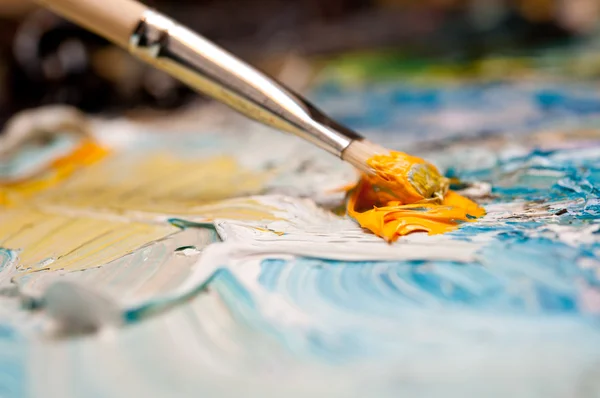 Yağlı boya ile boya fırçası