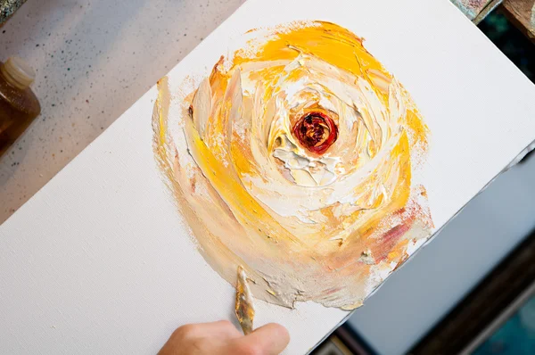 Artist paints the sun — Stock Photo, Image