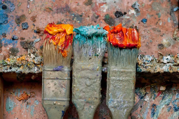 Konstnärens gamla penslar — Stockfoto