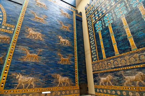 Muralha da cidade babilônica no museu Pergamon — Fotografia de Stock