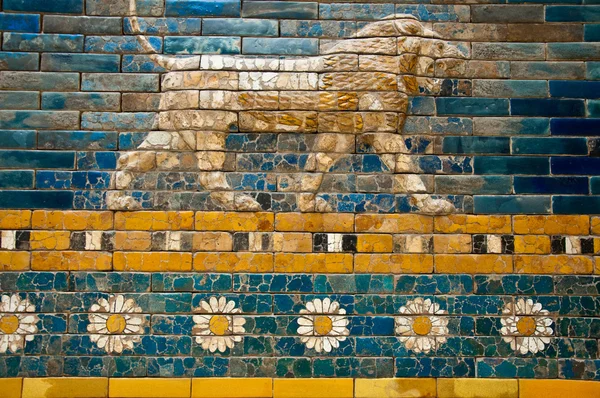 Lion sur un mur de Babylone — Photo