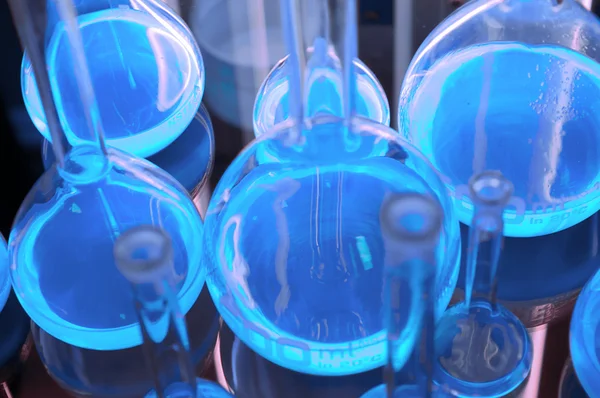 Tubos de ensaio em luz azul — Fotografia de Stock