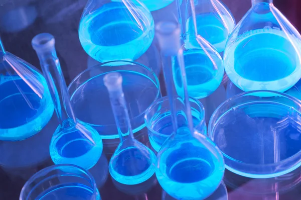 Mavi bir ışık test tüpleri