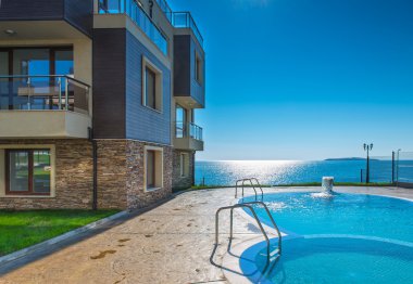 Yeni apartman ve Havuzu